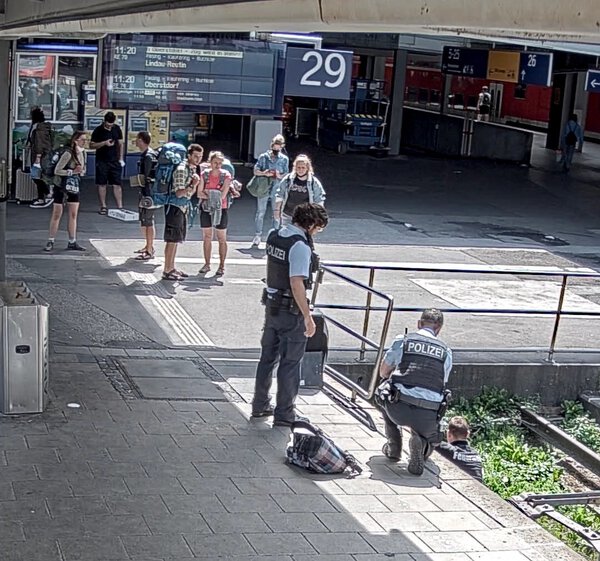 Frau stürzt am Münchner Bahnhof ins Gleis 22 jähriger Ersthelfer